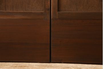 板戸のサイズ変更リメイク!指定の寸法にリサイズし、戸枠を制作。建具、戸枠ともにワントーン濃い色に着色仕上げ。