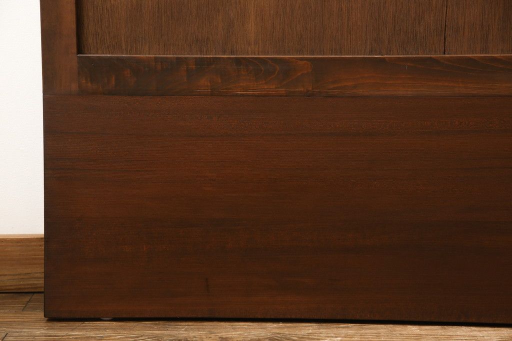 板戸のサイズ変更リメイク!指定の寸法にリサイズし、戸枠を制作。建具、戸枠ともにワントーン濃い色に着色仕上げ。