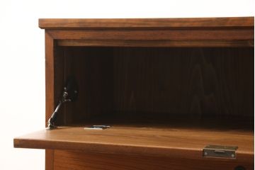 箪笥をテレビ台にリメイク!ヒノキ無垢材の天板を取り付けて、引き出しの上部1段をフラップダウン式に加工。台輪は取り除き脚を取り付け。濃い茶色に着色仕上げ。