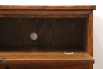 箪笥をテレビ台にリメイク!ヒノキ無垢材の天板を取り付けて、引き出しの上部1段をフラップダウン式に加工。台輪は取り除き脚を取り付け。濃い茶色に着色仕上げ。