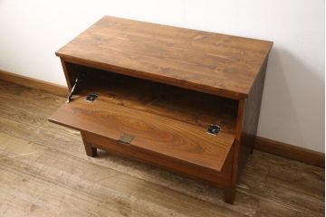 箪笥をテレビ台にリメイク!ヒノキ無垢材の天板を取り付けて、引き出しの上部1段をフラップダウン式に加工。台輪は取り除き脚を取り付け。濃い茶色に着色仕上げ。