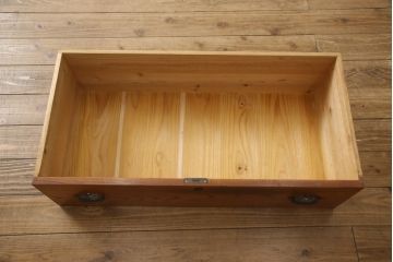 箪笥をテレビ台にリメイク!ヒノキ無垢材の天板を取り付けて、引き出しの上部1段をフラップダウン式に加工。台輪は取り除き脚を取り付け。濃い茶色に着色仕上げ。