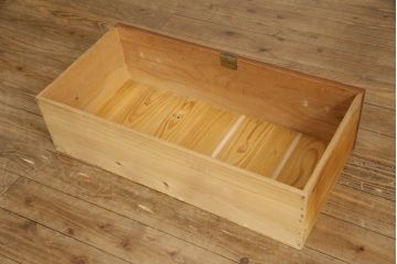 箪笥をテレビ台にリメイク!ヒノキ無垢材の天板を取り付けて、引き出しの上部1段をフラップダウン式に加工。台輪は取り除き脚を取り付け。濃い茶色に着色仕上げ。