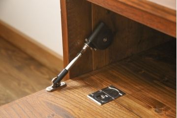 箪笥をテレビ台にリメイク!ヒノキ無垢材の天板を取り付けて、引き出しの上部1段をフラップダウン式に加工。台輪は取り除き脚を取り付け。濃い茶色に着色仕上げ。