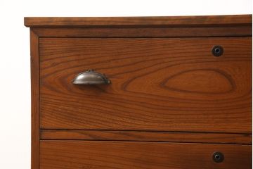 箪笥をテレビ台にリメイク!ヒノキ無垢材の天板を取り付けて、引き出しの上部1段をフラップダウン式に加工。台輪は取り除き脚を取り付け。濃い茶色に着色仕上げ。