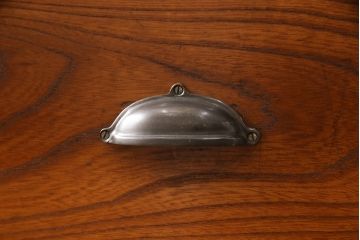 箪笥をテレビ台にリメイク!ヒノキ無垢材の天板を取り付けて、引き出しの上部1段をフラップダウン式に加工。台輪は取り除き脚を取り付け。濃い茶色に着色仕上げ。