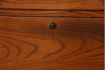 箪笥をテレビ台にリメイク!ヒノキ無垢材の天板を取り付けて、引き出しの上部1段をフラップダウン式に加工。台輪は取り除き脚を取り付け。濃い茶色に着色仕上げ。