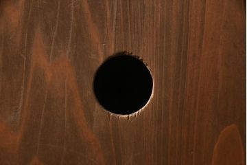 箪笥をテレビ台にリメイク!ヒノキ無垢材の天板を取り付けて、引き出しの上部1段をフラップダウン式に加工。台輪は取り除き脚を取り付け。濃い茶色に着色仕上げ。
