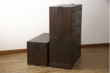 桐箪笥をテレビボードとチェストにリメイク!上段は天板を取り付け、ダイヤガラスをはめ込み、ガラス戸に変更。中段・下段は内側から天板補強。どちらも現状をベースに1トーン程落ち着いた色味に着色仕上げ。