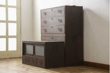 桐箪笥をテレビボードとチェストにリメイク!上段は天板を取り付け、ダイヤガラスをはめ込み、ガラス戸に変更。中段・下段は内側から天板補強。どちらも現状をベースに1トーン程落ち着いた色味に着色仕上げ。