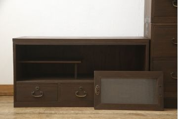 桐箪笥をテレビボードとチェストにリメイク!上段は天板を取り付け、ダイヤガラスをはめ込み、ガラス戸に変更。中段・下段は内側から天板補強。どちらも現状をベースに1トーン程落ち着いた色味に着色仕上げ。