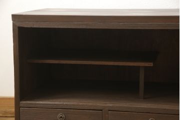 桐箪笥をテレビボードとチェストにリメイク!上段は天板を取り付け、ダイヤガラスをはめ込み、ガラス戸に変更。中段・下段は内側から天板補強。どちらも現状をベースに1トーン程落ち着いた色味に着色仕上げ。
