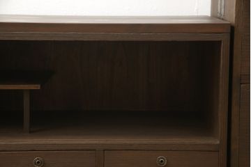 桐箪笥をテレビボードとチェストにリメイク!上段は天板を取り付け、ダイヤガラスをはめ込み、ガラス戸に変更。中段・下段は内側から天板補強。どちらも現状をベースに1トーン程落ち着いた色味に着色仕上げ。