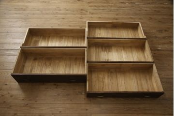 桐箪笥をテレビボードとチェストにリメイク!上段は天板を取り付け、ダイヤガラスをはめ込み、ガラス戸に変更。中段・下段は内側から天板補強。どちらも現状をベースに1トーン程落ち着いた色味に着色仕上げ。