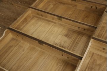桐箪笥をテレビボードとチェストにリメイク!上段は天板を取り付け、ダイヤガラスをはめ込み、ガラス戸に変更。中段・下段は内側から天板補強。どちらも現状をベースに1トーン程落ち着いた色味に着色仕上げ。