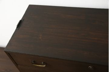 桐箪笥をテレビボードとチェストにリメイク!上段は天板を取り付け、ダイヤガラスをはめ込み、ガラス戸に変更。中段・下段は内側から天板補強。どちらも現状をベースに1トーン程落ち着いた色味に着色仕上げ。