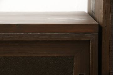 桐箪笥をテレビボードとチェストにリメイク!上段は天板を取り付け、ダイヤガラスをはめ込み、ガラス戸に変更。中段・下段は内側から天板補強。どちらも現状をベースに1トーン程落ち着いた色味に着色仕上げ。