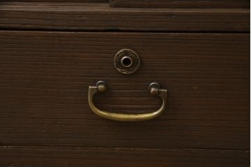 桐箪笥をテレビボードとチェストにリメイク!上段は天板を取り付け、ダイヤガラスをはめ込み、ガラス戸に変更。中段・下段は内側から天板補強。どちらも現状をベースに1トーン程落ち着いた色味に着色仕上げ。