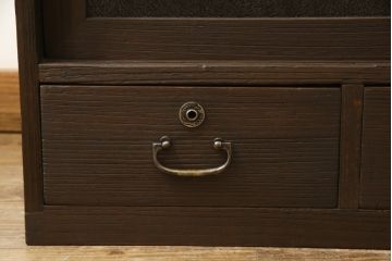 桐箪笥をテレビボードとチェストにリメイク!上段は天板を取り付け、ダイヤガラスをはめ込み、ガラス戸に変更。中段・下段は内側から天板補強。どちらも現状をベースに1トーン程落ち着いた色味に着色仕上げ。