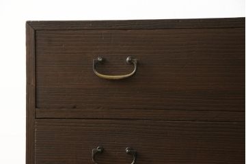 桐箪笥をテレビボードとチェストにリメイク!上段は天板を取り付け、ダイヤガラスをはめ込み、ガラス戸に変更。中段・下段は内側から天板補強。どちらも現状をベースに1トーン程落ち着いた色味に着色仕上げ。