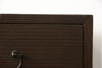 桐箪笥をテレビボードとチェストにリメイク!上段は天板を取り付け、ダイヤガラスをはめ込み、ガラス戸に変更。中段・下段は内側から天板補強。どちらも現状をベースに1トーン程落ち着いた色味に着色仕上げ。
