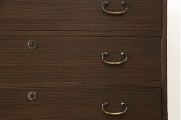 桐箪笥をテレビボードとチェストにリメイク!上段は天板を取り付け、ダイヤガラスをはめ込み、ガラス戸に変更。中段・下段は内側から天板補強。どちらも現状をベースに1トーン程落ち着いた色味に着色仕上げ。