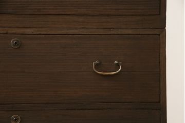 桐箪笥をテレビボードとチェストにリメイク!上段は天板を取り付け、ダイヤガラスをはめ込み、ガラス戸に変更。中段・下段は内側から天板補強。どちらも現状をベースに1トーン程落ち着いた色味に着色仕上げ。