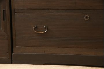 桐箪笥をテレビボードとチェストにリメイク!上段は天板を取り付け、ダイヤガラスをはめ込み、ガラス戸に変更。中段・下段は内側から天板補強。どちらも現状をベースに1トーン程落ち着いた色味に着色仕上げ。