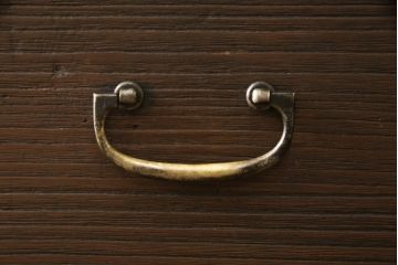 桐箪笥をテレビボードとチェストにリメイク!上段は天板を取り付け、ダイヤガラスをはめ込み、ガラス戸に変更。中段・下段は内側から天板補強。どちらも現状をベースに1トーン程落ち着いた色味に着色仕上げ。