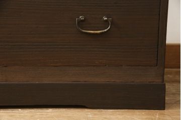 桐箪笥をテレビボードとチェストにリメイク!上段は天板を取り付け、ダイヤガラスをはめ込み、ガラス戸に変更。中段・下段は内側から天板補強。どちらも現状をベースに1トーン程落ち着いた色味に着色仕上げ。