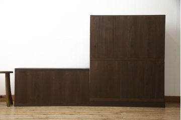 桐箪笥をテレビボードとチェストにリメイク!上段は天板を取り付け、ダイヤガラスをはめ込み、ガラス戸に変更。中段・下段は内側から天板補強。どちらも現状をベースに1トーン程落ち着いた色味に着色仕上げ。
