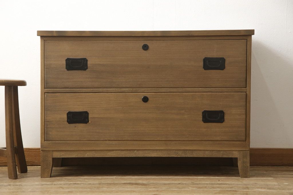 桐箪笥の下段をローボードへリメイク!高品質リペアを施し、天板・脚を取付。一段目はフラップダウン、配線用の穴あけ加工。木地色仕上げでナチュラルに。