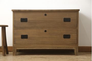 桐箪笥の下段をローボードへリメイク!高品質リペアを施し、天板・脚を取付。一段目はフラップダウン、配線用の穴あけ加工。木地色仕上げでナチュラルに。