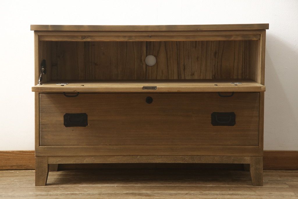 桐箪笥の下段をローボードへリメイク!高品質リペアを施し、天板・脚を取付。一段目はフラップダウン、配線用の穴あけ加工。木地色仕上げでナチュラルに。