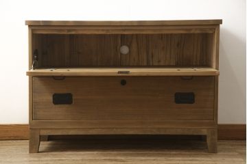 桐箪笥の下段をローボードへリメイク!高品質リペアを施し、天板・脚を取付。一段目はフラップダウン、配線用の穴あけ加工。木地色仕上げでナチュラルに。