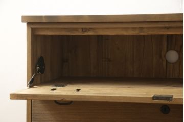 桐箪笥の下段をローボードへリメイク!高品質リペアを施し、天板・脚を取付。一段目はフラップダウン、配線用の穴あけ加工。木地色仕上げでナチュラルに。