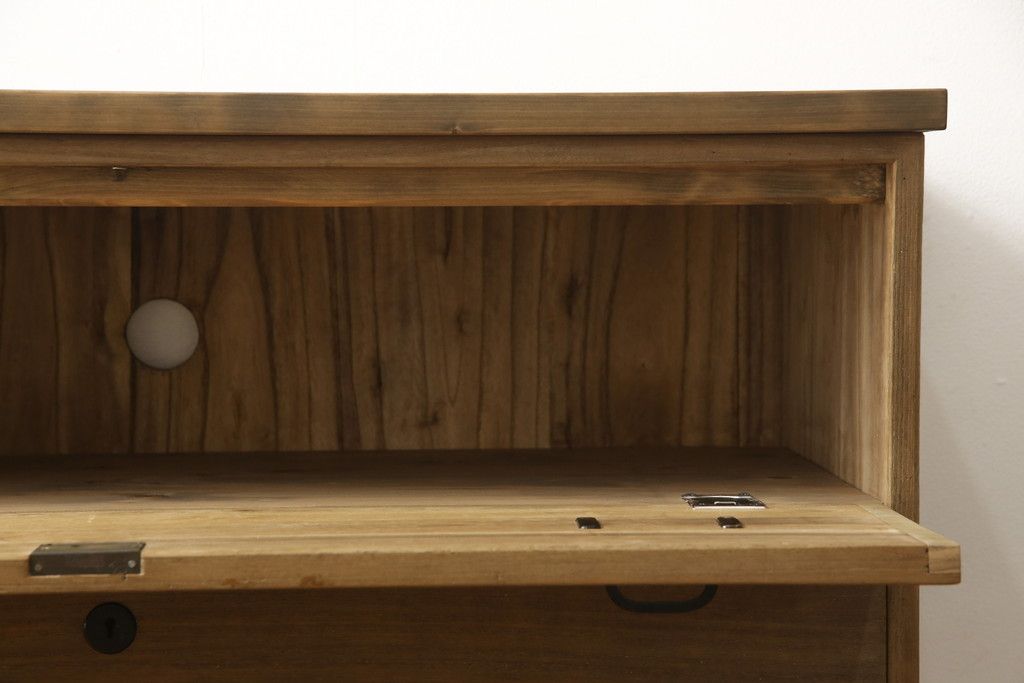 桐箪笥の下段をローボードへリメイク!高品質リペアを施し、天板・脚を取付。一段目はフラップダウン、配線用の穴あけ加工。木地色仕上げでナチュラルに。