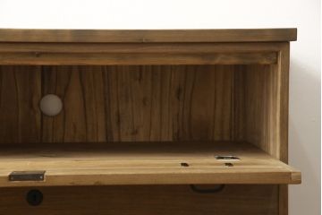 桐箪笥の下段をローボードへリメイク!高品質リペアを施し、天板・脚を取付。一段目はフラップダウン、配線用の穴あけ加工。木地色仕上げでナチュラルに。
