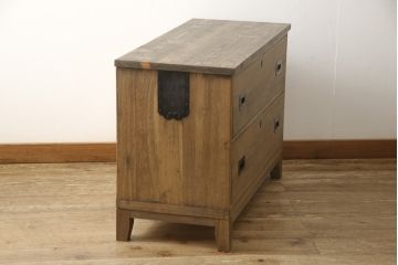 桐箪笥の下段をローボードへリメイク!高品質リペアを施し、天板・脚を取付。一段目はフラップダウン、配線用の穴あけ加工。木地色仕上げでナチュラルに。