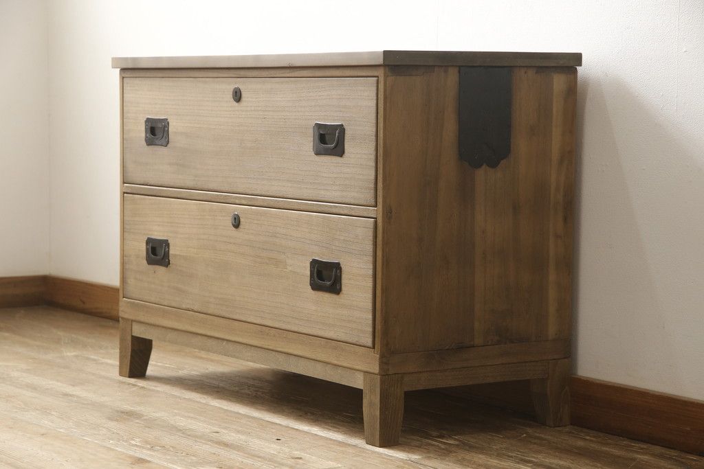 桐箪笥の下段をローボードへリメイク!高品質リペアを施し、天板・脚を取付。一段目はフラップダウン、配線用の穴あけ加工。木地色仕上げでナチュラルに。