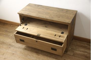 桐箪笥の下段をローボードへリメイク!高品質リペアを施し、天板・脚を取付。一段目はフラップダウン、配線用の穴あけ加工。木地色仕上げでナチュラルに。