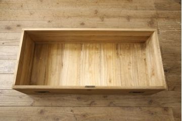 桐箪笥の下段をローボードへリメイク!高品質リペアを施し、天板・脚を取付。一段目はフラップダウン、配線用の穴あけ加工。木地色仕上げでナチュラルに。