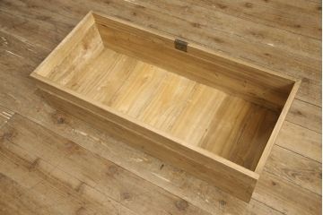 桐箪笥の下段をローボードへリメイク!高品質リペアを施し、天板・脚を取付。一段目はフラップダウン、配線用の穴あけ加工。木地色仕上げでナチュラルに。