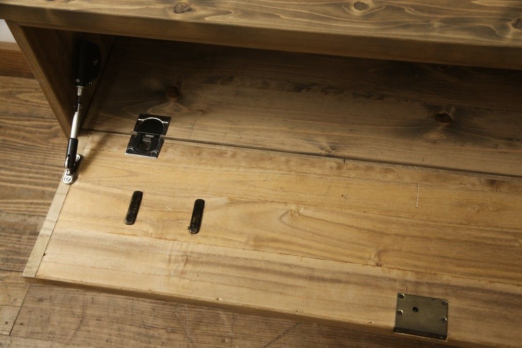 桐箪笥の下段をローボードへリメイク!高品質リペアを施し、天板・脚を取付。一段目はフラップダウン、配線用の穴あけ加工。木地色仕上げでナチュラルに。