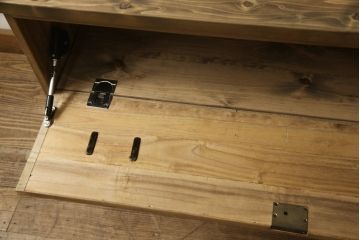 桐箪笥の下段をローボードへリメイク!高品質リペアを施し、天板・脚を取付。一段目はフラップダウン、配線用の穴あけ加工。木地色仕上げでナチュラルに。