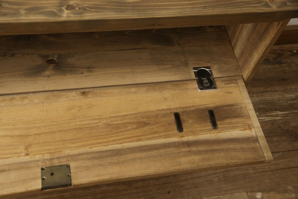 桐箪笥の下段をローボードへリメイク!高品質リペアを施し、天板・脚を取付。一段目はフラップダウン、配線用の穴あけ加工。木地色仕上げでナチュラルに。