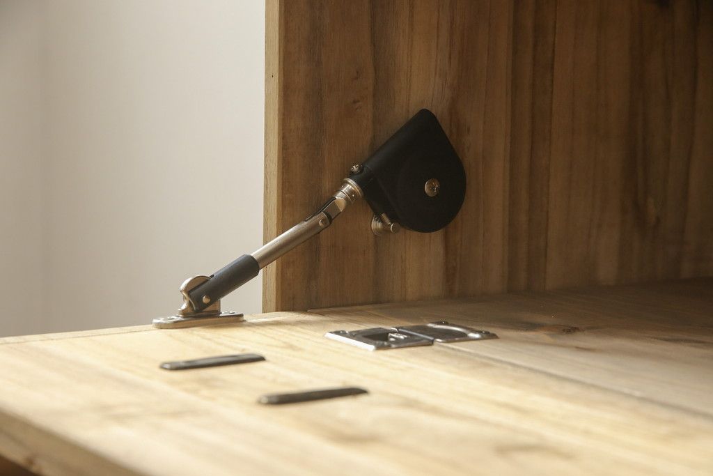 桐箪笥の下段をローボードへリメイク!高品質リペアを施し、天板・脚を取付。一段目はフラップダウン、配線用の穴あけ加工。木地色仕上げでナチュラルに。