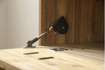 桐箪笥の下段をローボードへリメイク!高品質リペアを施し、天板・脚を取付。一段目はフラップダウン、配線用の穴あけ加工。木地色仕上げでナチュラルに。