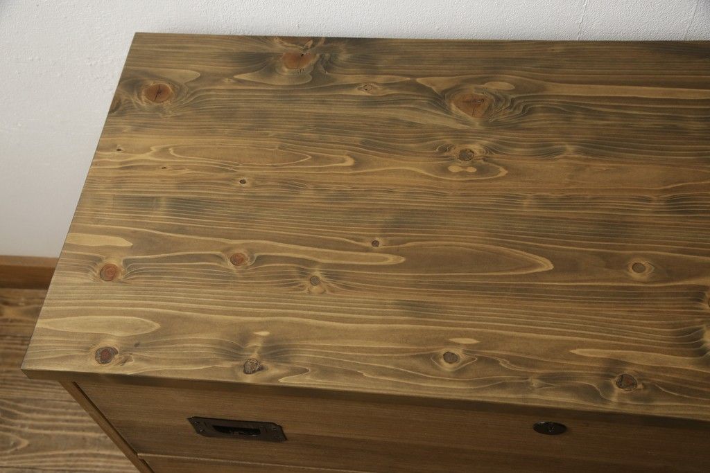 桐箪笥の下段をローボードへリメイク!高品質リペアを施し、天板・脚を取付。一段目はフラップダウン、配線用の穴あけ加工。木地色仕上げでナチュラルに。