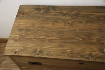 桐箪笥の下段をローボードへリメイク!高品質リペアを施し、天板・脚を取付。一段目はフラップダウン、配線用の穴あけ加工。木地色仕上げでナチュラルに。